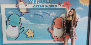 【EV女孩】「門已開」等你來！神搜「台灣郎」街頭合照「金髮正妹」　網友：值了