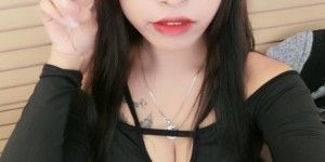 【EV女孩】「爆乳正妹」尺度大開！胸前重點只用膠帶遮，渾圓美乳一覽無遺！