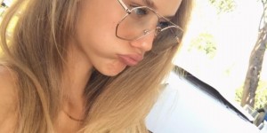 【EV女孩】「比基尼正妹」一轉身白嫩側乳乍現好吸睛　「嘟嘴撒嬌」讓網友心融化了