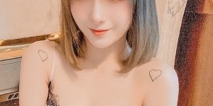 【EV女孩】正妹直播主「黛爺」穿上火辣睡衣，「肩帶下拉」畫面好撩人！