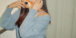 【EV女孩】性感暴力熊「淇淇」針織外套藏胸器，下體空剩「丁字蜜桃臀」！