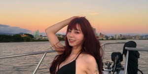 【EV女孩】比基尼正妹「卡洛琳」遊艇賞夕陽，「渾圓南半球」比餘暉還亮眼！