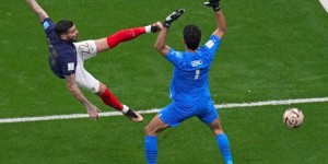 【EV扑克】姆巴佩賽後緊抱摩洛哥好友　球迷見「褲襠亮點」驚覺不對勁