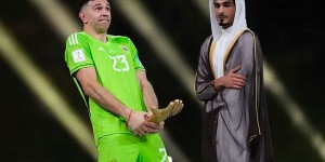 【EV扑克】姆巴佩眼神死！馬克宏「數度強抱」挨自家人轟：像膠水一樣