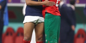 【EV扑克】姆巴佩踢球時「褲襠再度隆起」超大一包！網驚：弟弟興奮了