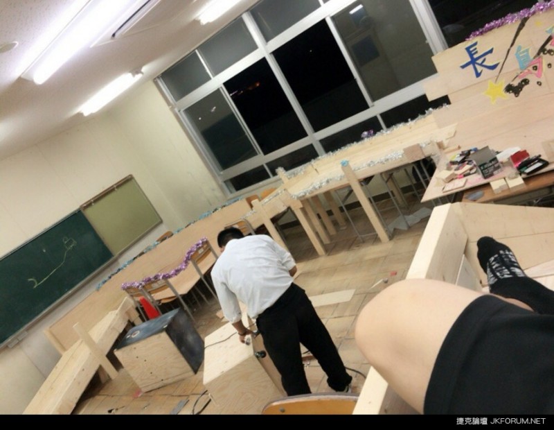 高校文化祭出現雲霄飛車？！最後兩秒畫面是怎麼回事…