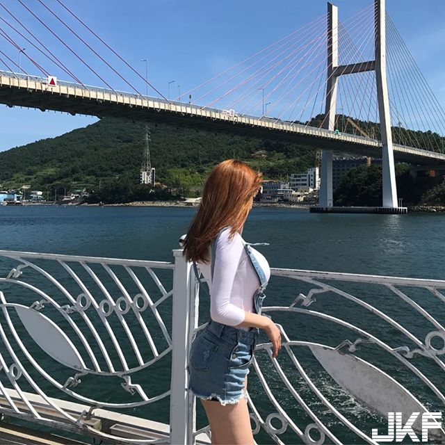 著衣巨乳！不管是正面還是側面，形狀犯規到讓人想衝動：車頭燈實在太緊繃！