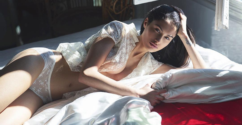 很會撩！妹子小心機…15度前傾x雙臂夾緊　「渾圓美乳」呼之欲出視覺殺