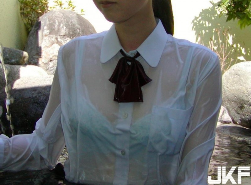 防偷窺！？日女高中生「限穿白色內衣」校規惹眾怒　實測發現…反而更易走光