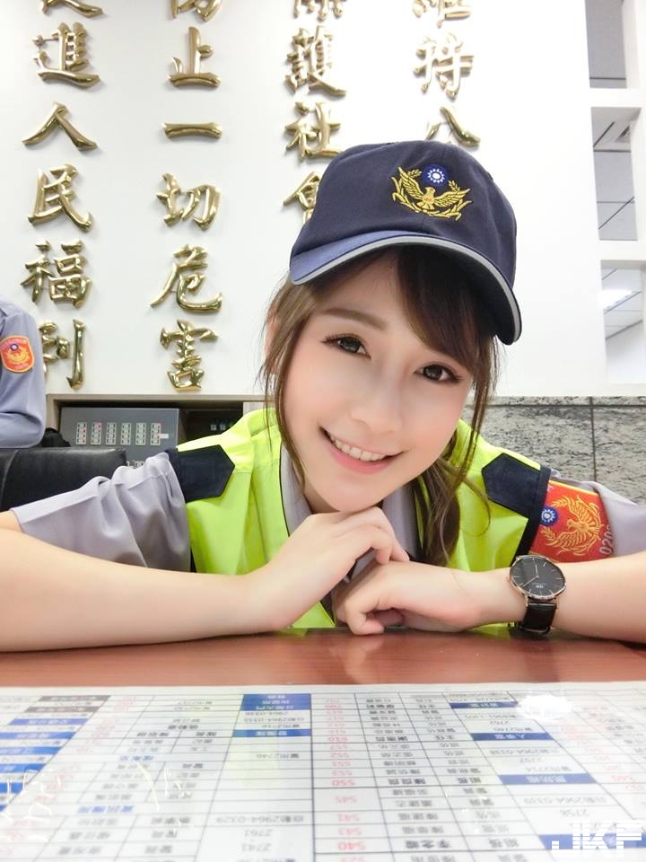 拜託來抓我！陳樂樂扮演「神正女警」為民除害…..根本提高犯罪率啦！