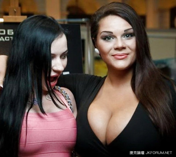 小胸和巨乳的合影：沒事還是別一起拍照好了…太打擊人了！