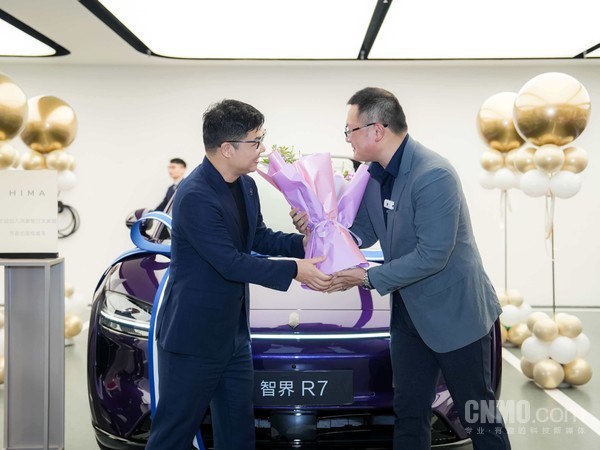 智界速度!余承东祝全国第一批896线激光雷达车主提车