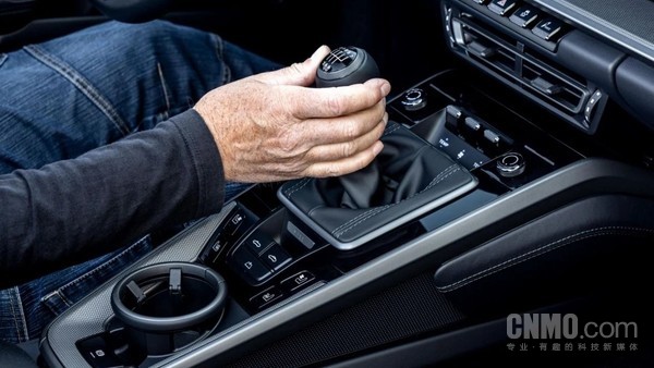 保时捷新专利公布：线控技术复刻手动挡H型换挡！
