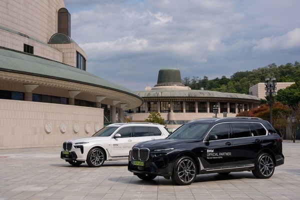 宝马携10辆豪华车亮相时装秀 X7礼宾车与XM同台展出